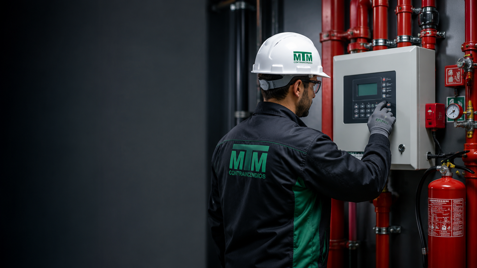 Técnico de MTM realizando mantenimiento de un sistema de protección contra incendios
